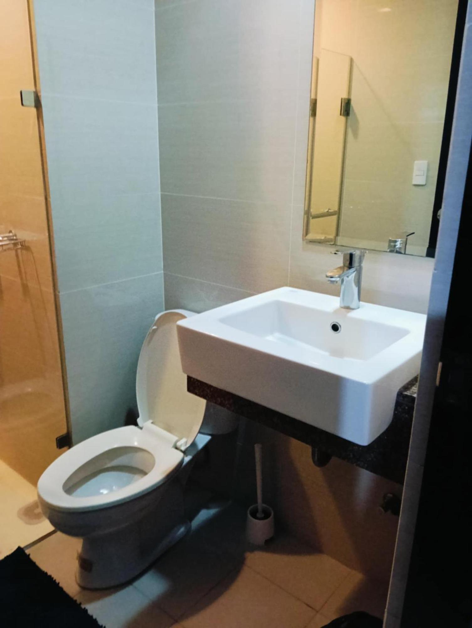 81 Newport Boulevard Cluster 4 - 8F Across Naia Airport, Terminal 3 Pasay Eksteriør bilde